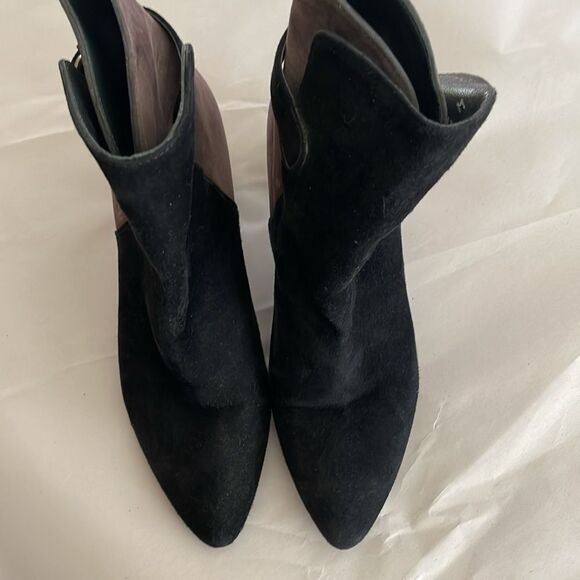 Stuart Weitzman Suede Ankle Boots - Black and Brown Size 5.5B - Picture 4 of 14